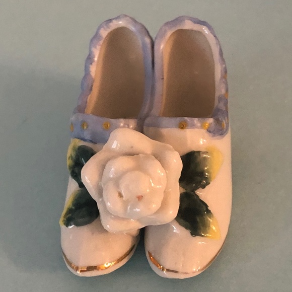 Japan One-Piece Pair of White Ceramic Shoes with Flower and Leaves - Picture 1 of 3